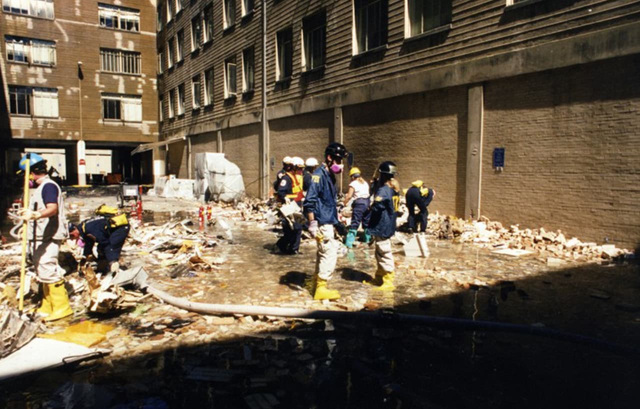 Investigadores trabajando. En el momento de los ataques, aproximadamente 18,000 personas estaban en el gigantesco edificio ubicado en Arlington, parte del área metropolitana de Washington..