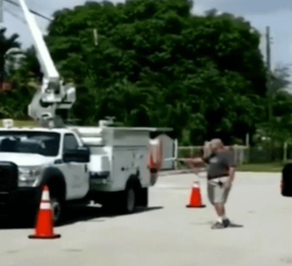 A este hombre le molestó tanto que dos camiones de AT&T pararan delante de su casa que decidió pegarles varios tiros