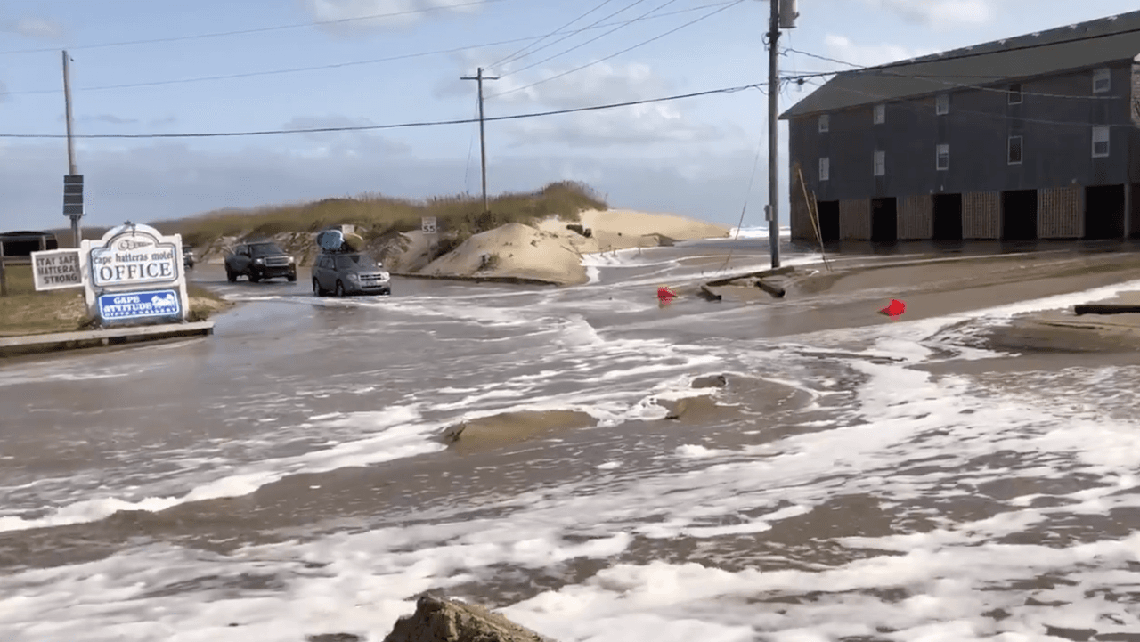 El Centro de Operaciones de Emergencia de
<a href="https://www.univision.com/temas/north-carolina">Carolina del Norte</a> (NCEM) advierte que el
<a href="https://www.univision.com/local/miami-wltv/huracanes-paulette-teddy-y-sally-no-afectaran-el-sur-de-la-florida-video">huracán Teddy</a> dejará olas peligrosas y corrientes de resaca a su paso por el Atlántico.