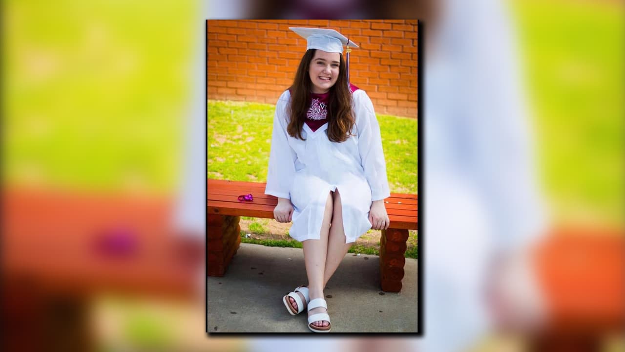 Jeanna Renee Triplicata, de 18 años y el instructor Nick Esposito, de 35 años, murieron luego de que sus paracaídas no desplegarán durante el primer un salto en pareja, ambos estaban unidos a una plataforma de paracaídas.