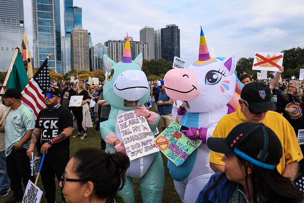 <b>Primeras filas de la marcha. </b>Jóvenes, familias y adultos mayores avanzan juntos por las avenidas del centro de Chicago, entonando consignas pacíficas mientras sostienen carteles con la frase “No Kings”. La multitud se mueve al ritmo de tambores improvisados que marcan el paso.