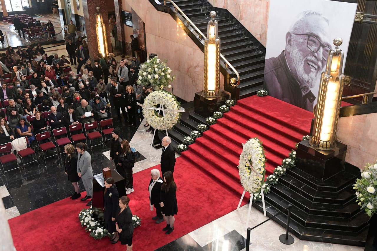 El pasado viernes 16 de diciembre se llevó a cabo en el Palacio de Bellas Artes de México un
<b><a href="https://www.univision.com/famosos/muere-papa-diego-luna-alejandro-luna" target="_blank">homenaje al escenógrafo Alejandro Luna</a></b>, padre del famoso actor mexicano quien murió el martes 13 a los 83 años.
<br>