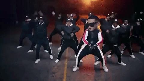 'Con Calma' está inspirado en el tema 'Informer' de 1992. En el clip musical, el cantante está rodeado de un gran grupo de bailarines y bailarinas, que se mueven al ritmo de una de las coreografías más bailadas en centros nocturnos.