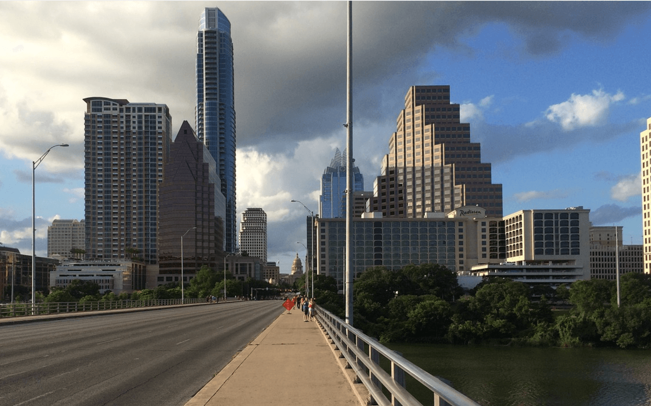 Negocios en Austin deberán exigir el uso de mascarillas o enfrentarán multas de $500