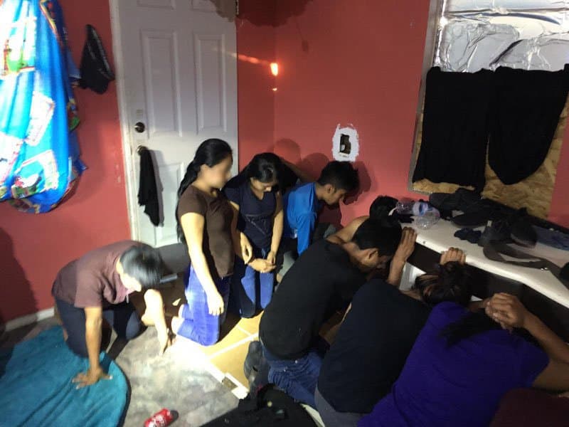 Una investigación encabezada por la Patrulla Fronteriza (USBP), la unidad de Investigaciones de Seguridad Nacional (HSI) y el Sheriff del condado de Webb detectó una casa de seguridad de un grupo de traficantes de personas en Laredo, Texas, la tarde del 23 de noviembre de 2019.