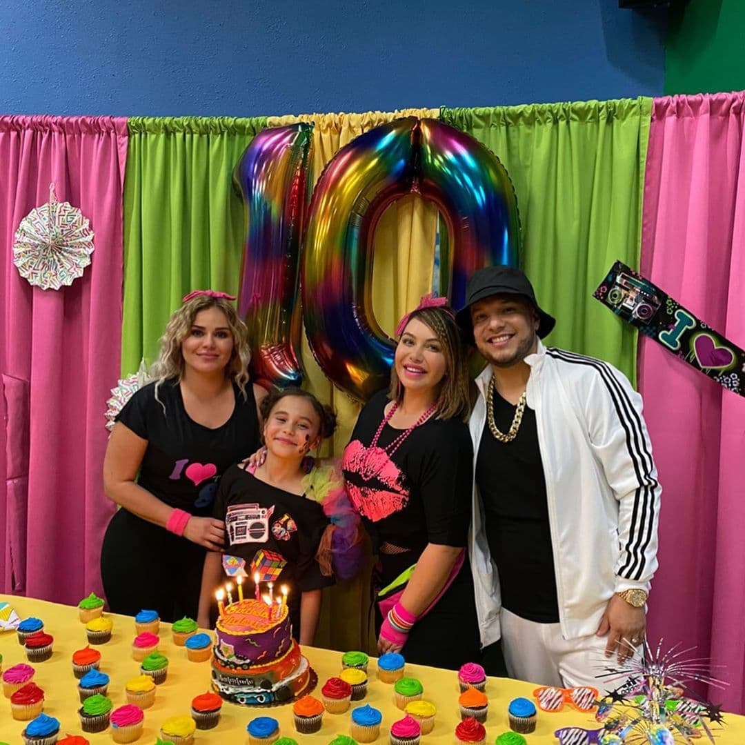 Y es que
<b>Chiquis</b> hasta subió una foto en la que ella y Lorenzo, aparecen junto a Claudia Galván y su hija.