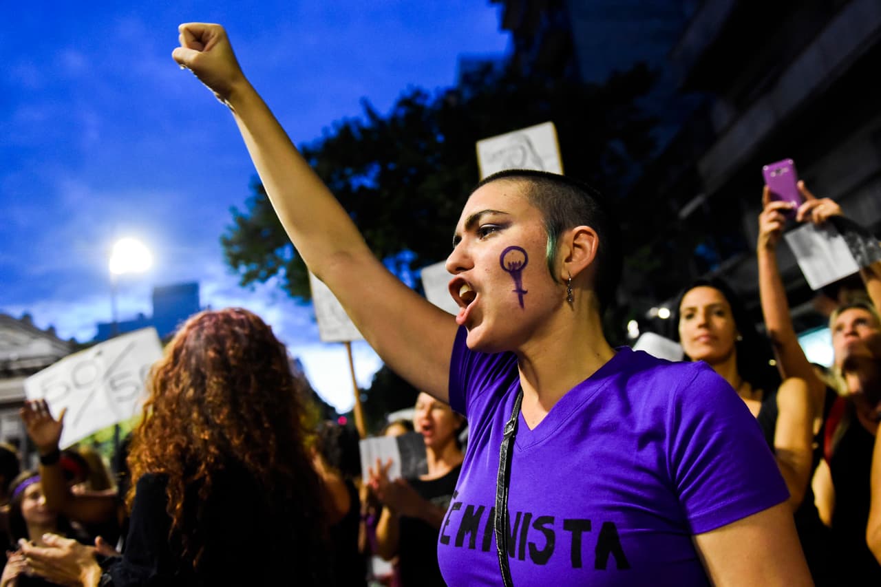 <b>Uruguay</b>. Puesto 60 en el ranking. Menos de la mitad (41%) de las uruguayas participa en el sistema financiero y el 22% en el parlamento está ocupado por mujeres. Un tercio (33%) ha sufrido violencia doméstica y el 56% tiene empleo.