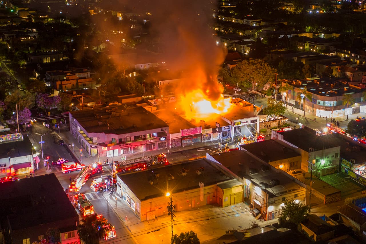 <b>Las llamas de la protesta contra el racismo.</b> Esta vista aérea muestra un incendio en Fairfax, un distrito de los Ángeles, California. Aunque la gran mayoría de los manifestantes
<a href="https://www.univision.com/noticias/justicia/despiden-a-cuatro-policias-tras-video-que-muestra-como-asfixian-al-afroestadounidense-george-floyd-durante-su-arresto">protestaron de forma pacífica la muerte de George Floyd</a>, un pequeño grupo incendió algunos negocios. 30 de mayo.
<br>
