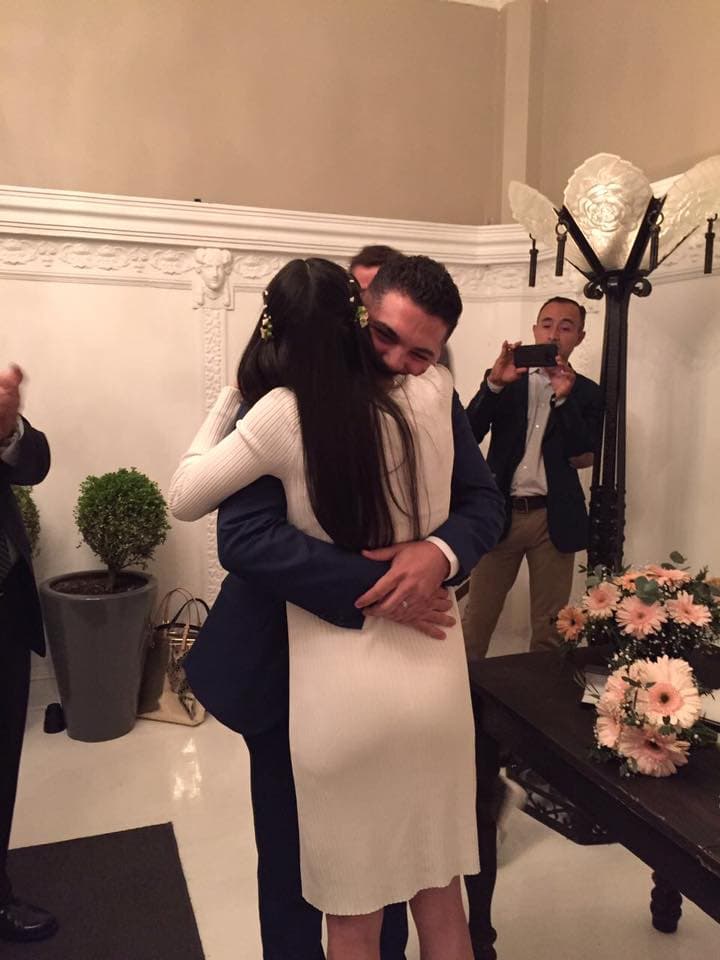 Luego de un tierno beso se dieron un abrazo, en compañía de algunos amigos, que fueron también testigos de la boda.