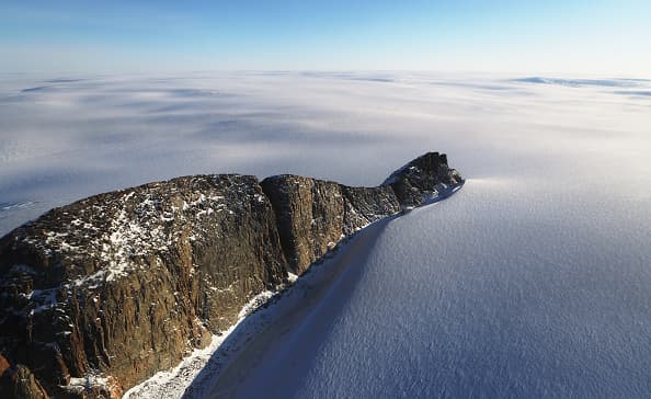 Esta foto muestra cómo el hielo a ido retrocediendo a lo largo de la bahía Upper Baffin. (Mario Tama/Getty Images)