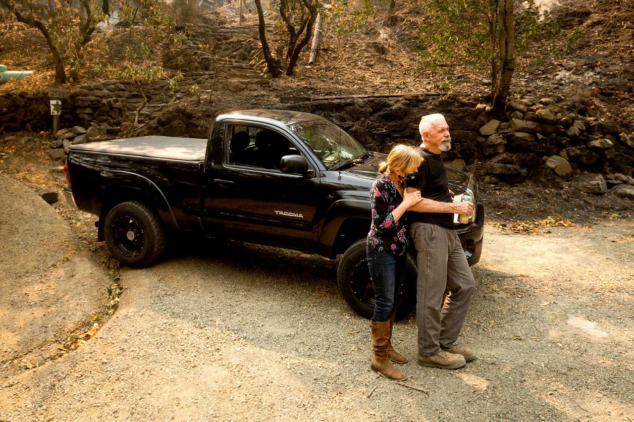 Bob y Pam esperan a que uno de sus gatos salga del bosque fuera de su propiedad en Vacaville, California.
<b> La casa de Bob fue destruida cuando un incendio en el Complejo LNU Lightning arrasó la zona.</b>
<br>