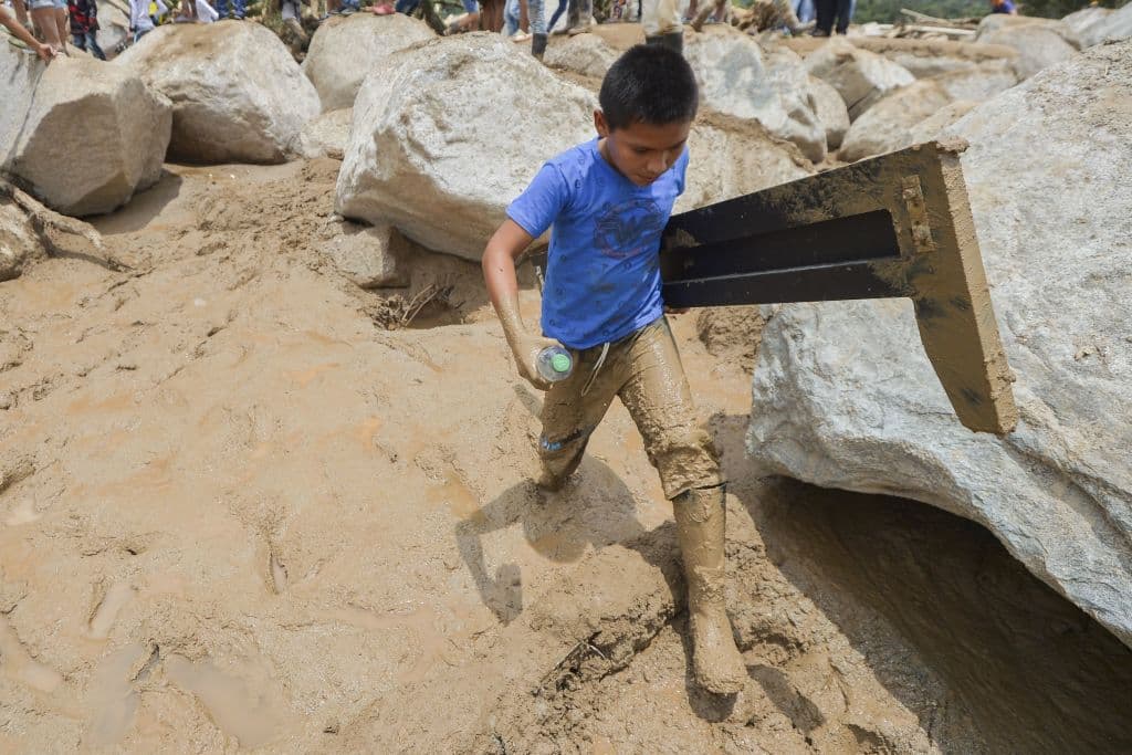 A contrarreloj, las autoridades buscan más sobrevivientes del deslave en Colombia y caminan hacia la reconstrucción de Mocoa