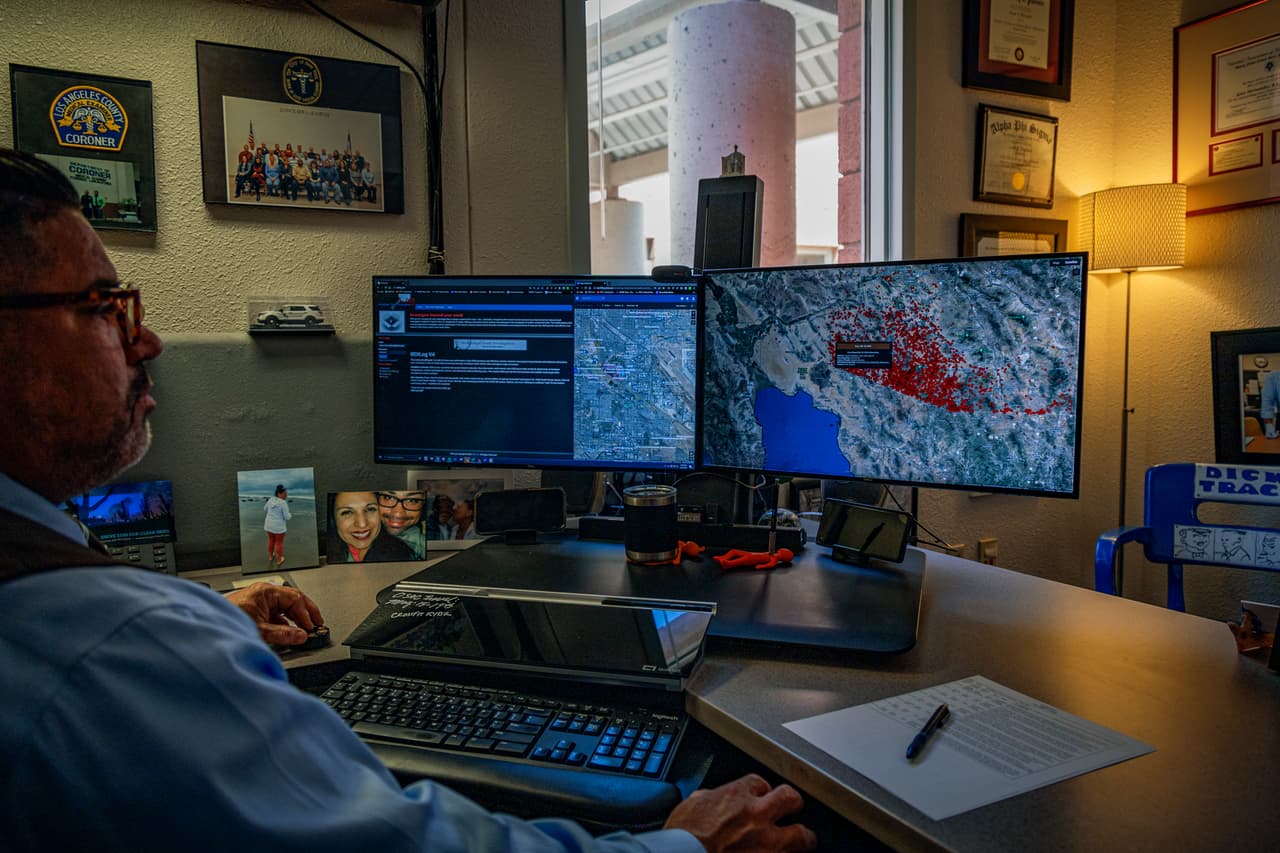 Gene Hernández en su oficina muestra el mapa con los puntos de los restos de inmigrantes reportados en la frontera de Arizona.