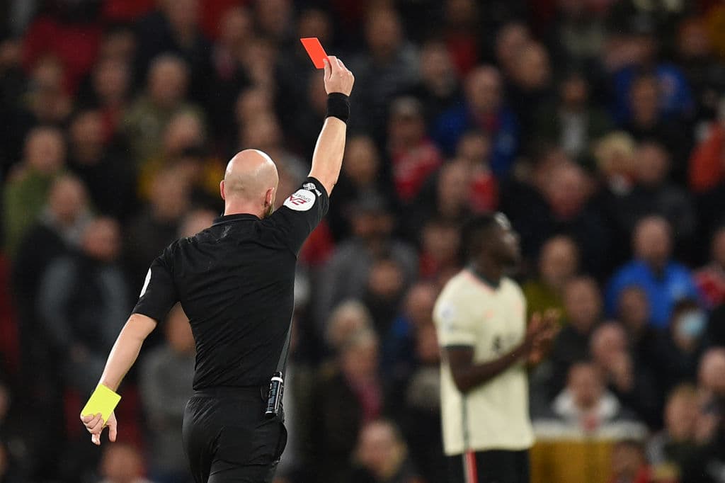 Manchester United sufre dolorosa derrota en Old Trafford ante el Liverpool, quien goleó 5-0 durante la J9. Nabi Keita (5'), Diogo Jota (13') y Mohamed Salah con hat-trick (38', 45+5' y 50') se encargaron de las anotaciones ante los locales; Cristiano Ronaldo no pudo anotar en esta ocasión.