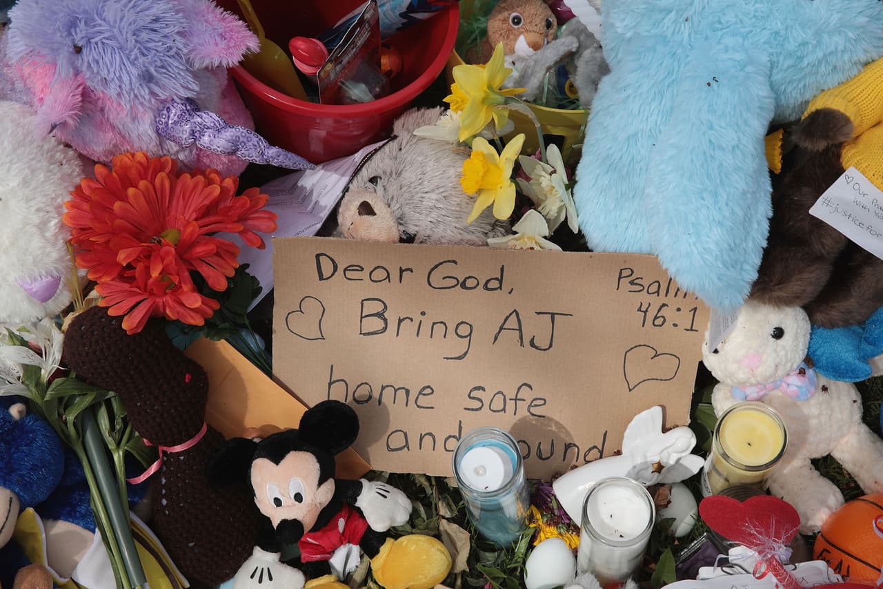 Los investigadores ahora creen que AJ murió unos tres días antes de que se hiciera la llamada y que los padres del niño sabían dónde estaba todo el tiempo.