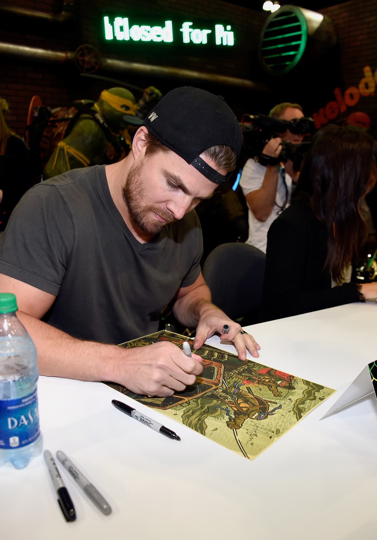 Los dos firmaron autógrafos para muchísima gente.