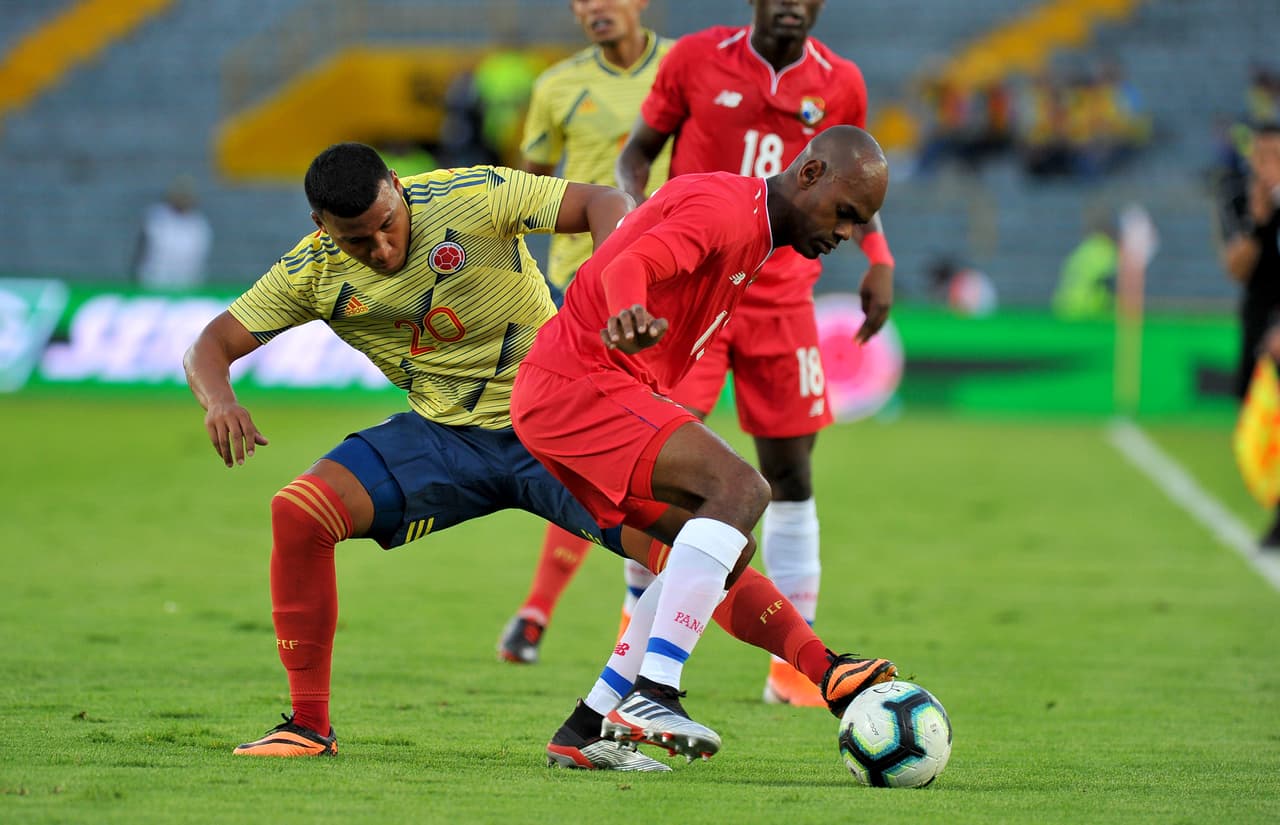 En el tercer partido de Queiroz como entrenador de Colombia, el equipo cafetero dominó a una débil Panamá y probó variantes tácticas en las que mantuvo el control del balón y la permanente proyección ofensiva de sus marcadores de punta.