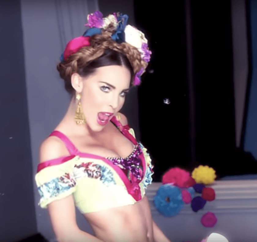 Belinda evocó a la pintora mexicana Frida Kahlo en su video "En la obscuridad".