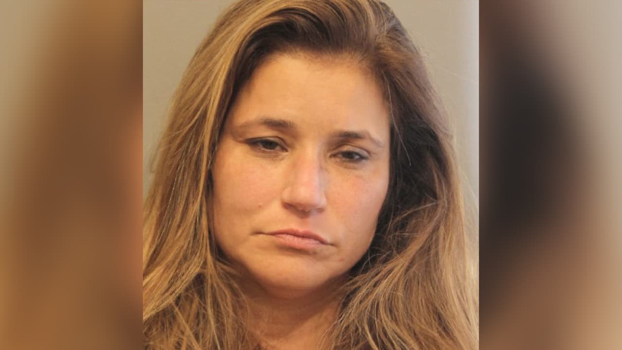 Stacey Crenshaw, fue arrestada por conduir bajo los efectos del alcohol y se le fijó una fianza de 100 dólares.