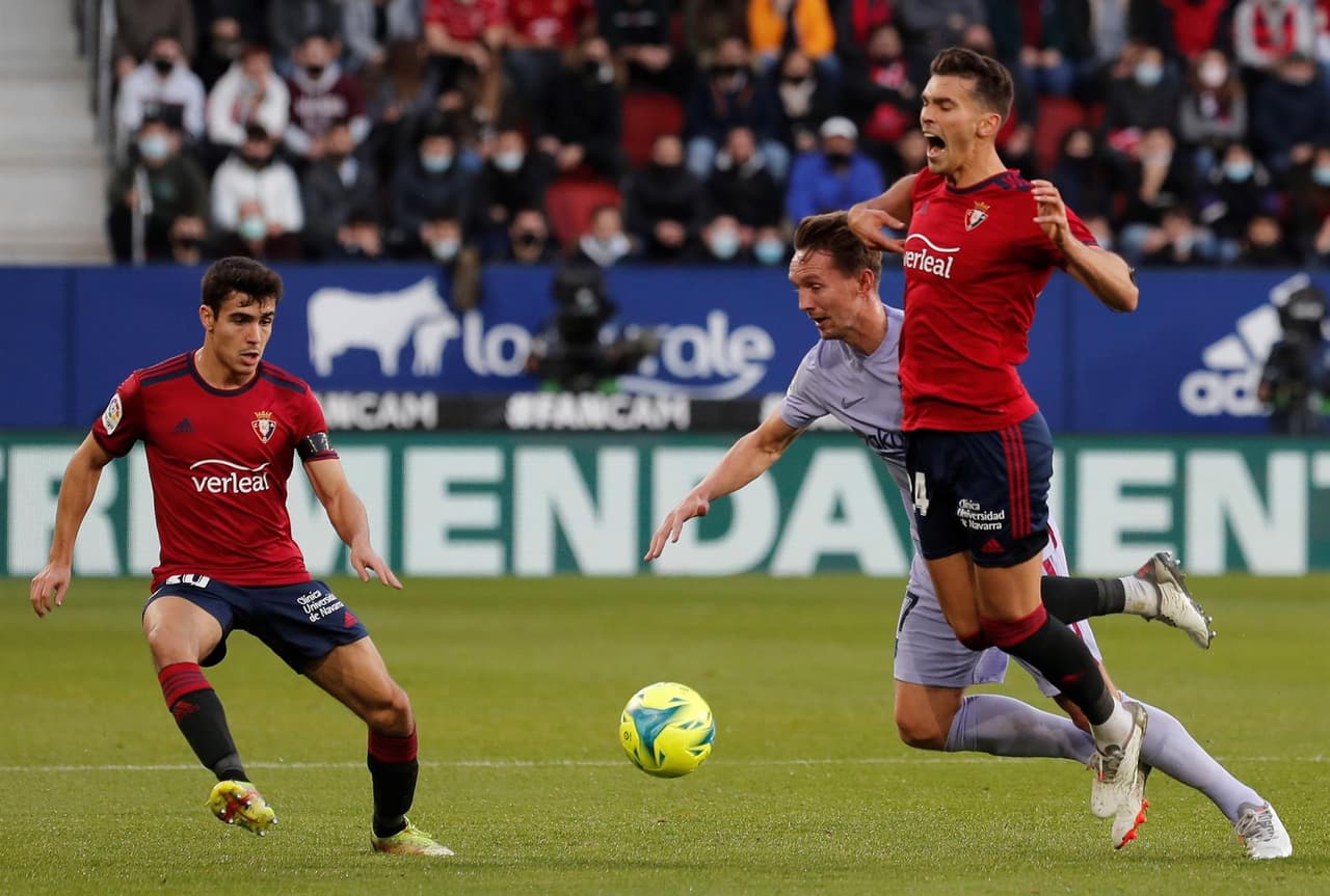 Barcelona, con goles de Nicolás González Iglesias (12') y Abde Ezzalzouli (49') tenían la victoria parcial, pero David García y el gol de último minuto de Ezequiel Ávila le dieron el empate al Osasuna durante la J17 en La Liga.