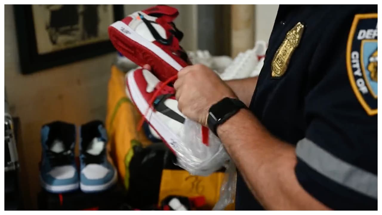 También una gran parte del cargamento incluía
<b> zapatillas deportivas,</b> que en las tiendas de sus verdaderos fabricantes cuestan cientos de dólares.