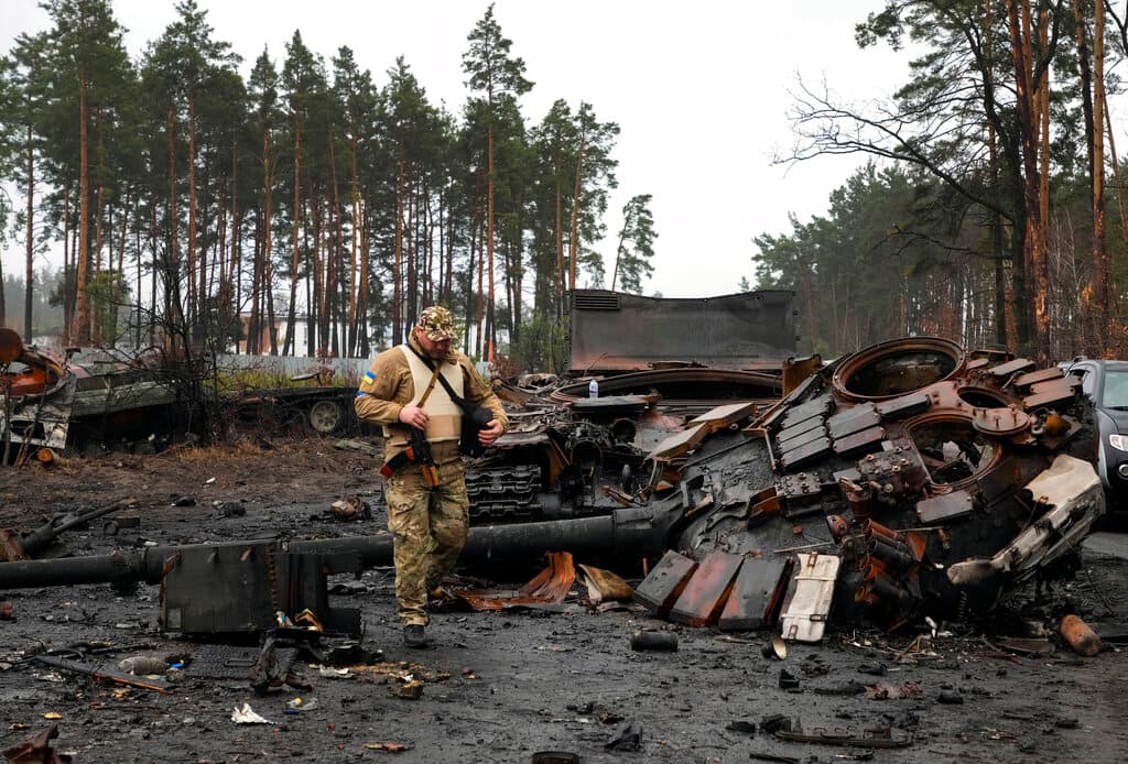 No está claro si esta retirada, que también han corroborado testigos locales, analistas e imágenes de satélite, se trata de un repliegue para rearmarse y reagruparse o si en realidad están implementando la
<a href="https://www.univision.com/noticias/rusia-anuncia-que-reducira-su-actividad-militar-en-kiev-y-chernigov-es-una-retirada-o-una-distraccion-video">estrategia que anunció el Kremlin de concentrar su ofensiva en el este de Ucrania</a>.