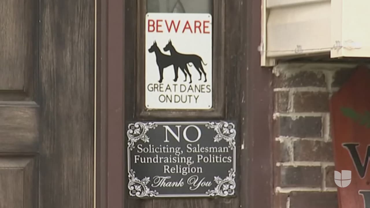 En la entrada de la casa, la pareja colocó letreros para mantener alejados a los demás. Unos avisaban que tenían perros grandes (vivían varios perros y chinchillas en la casa, según constató la policía). También advertían a vendedores, religiosos y políticos que se fueran.