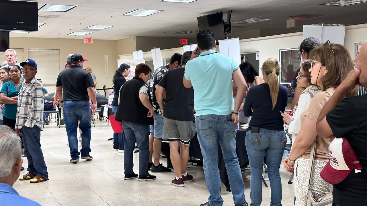 Los candidatos para suceder a López Obrador son:
<b>Xóchitl Gálvez Ruiz</b>, de "Fuerza y Corazón por México";
<b>Claudia Sheinbaum Pardo</b>, de "Sigamos Haciendo Historia"; y
<b>Jorge Álvarez Máynez</b>, de "Movimiento Ciudadano".