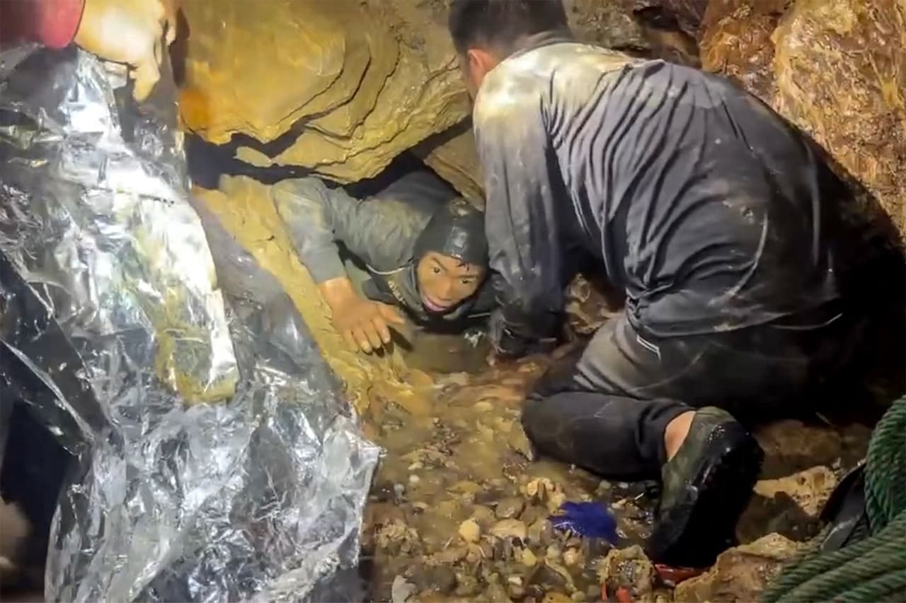 Equipos de rescate de Laos y la vecina Tailandia se unieron a colegas japoneses y malasios. También se informó que especialistas de Indonesia y Francia acudieron a la provincia central de Xaisomboun, a unos 120 kilómetros (75 millas)