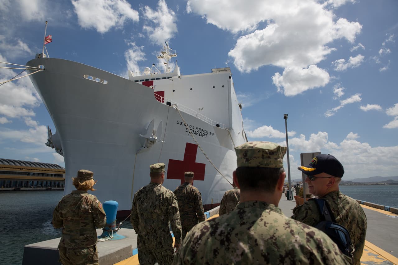 El
<b>US Naval Hospital Ship Comfort</b> llegó a Puerto Rico este martes por la mañana. En apenas 36 horas lo acondicionaron para viajar desde la estación naval de Norfolk, en Virginia, hasta la isla caribeña. Su tripulación está conformada por unas 800 personas que viajaron desde todo el país para incorporarse en la misión. El capitán Kevin Buckley, jefe médico, dijo a Univision Noticias que quienes conforman el equipo vinieron principalmente desde California, Texas y Carolina del Norte.