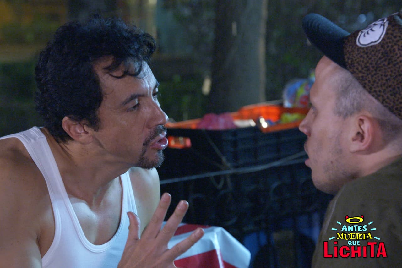 “El Chanclas” le platica a su socio “El Axilas” que Alicia es la mina de oro que han estado buscando.