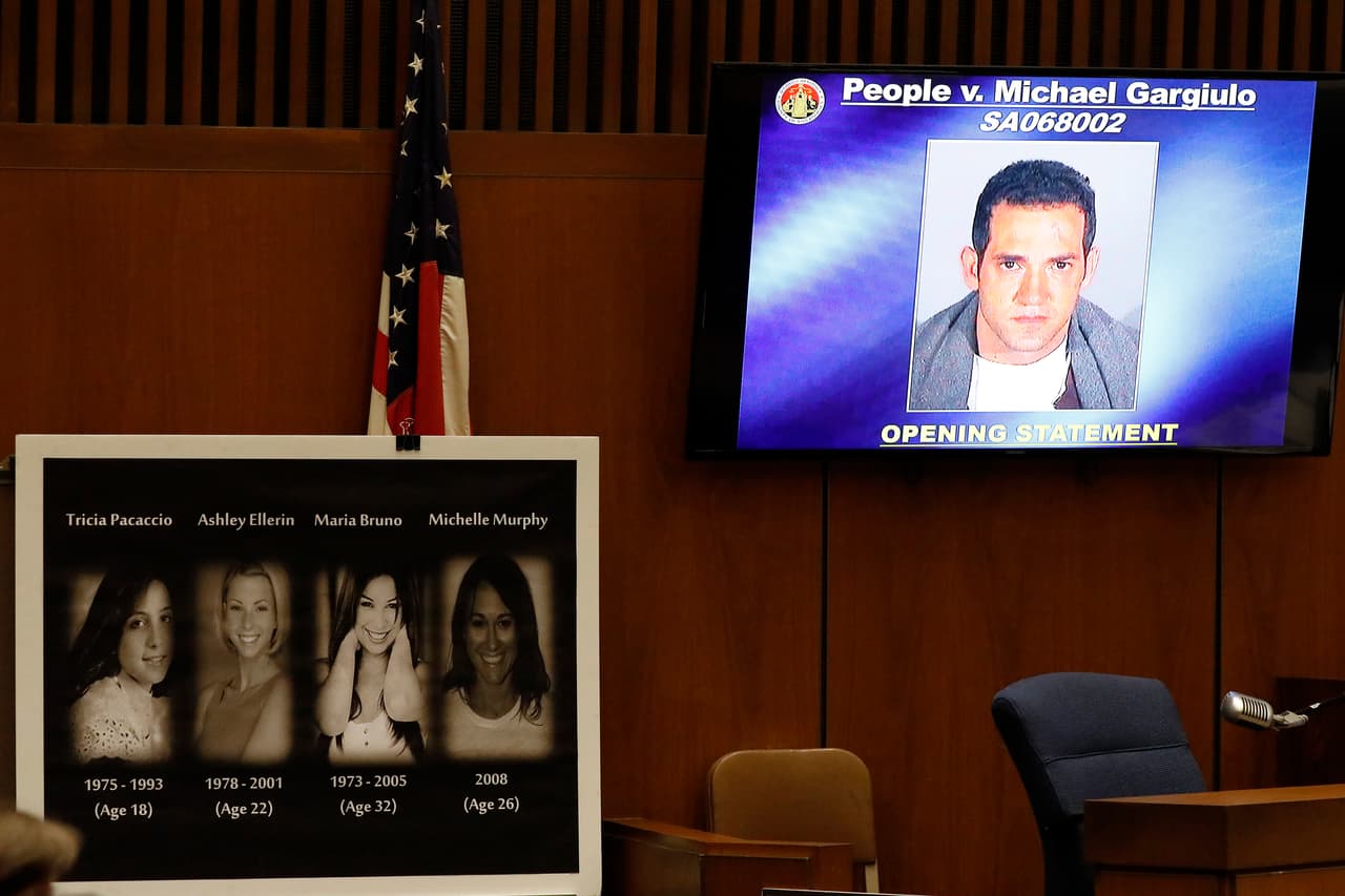 En esta imagen se ve a Michael Gargiulo (arriba) cuando fue arrestado en 2008 en Santa Mónica y una foto de sus supuestas víctimas.