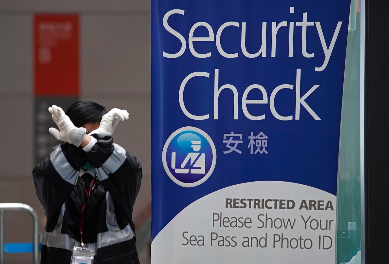 Un guardia de seguridad en la terminal Kai Tak Cruise en Hong Kong, Wednesday.