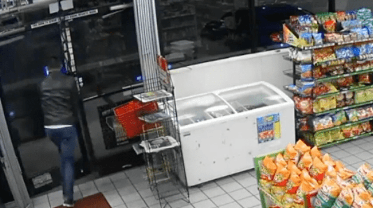 El jueves, 9 de mayo, autoridades revelaron el video de vigilancia de la tienda, así como fotografías del sujeto en un esfuerzo de identificar al sospechoso que estaban buscando.