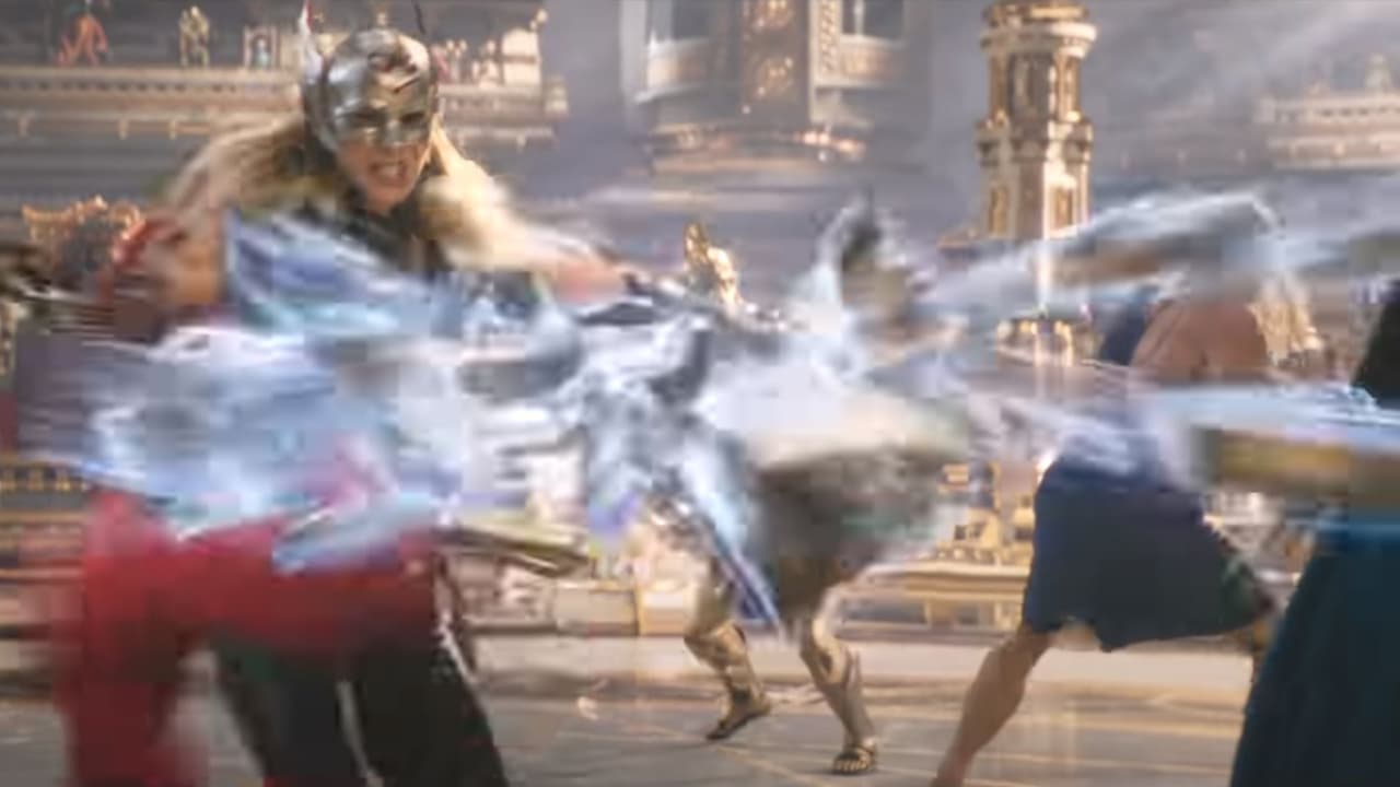 Jane ataca a un grupo de guardias lanzando pedazos de Mjolnir contra ellos.