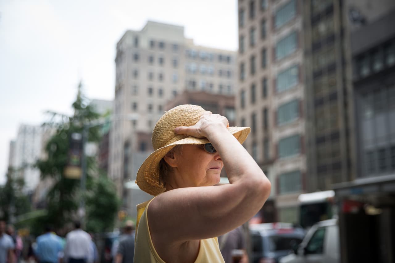 La baja producción de estrógeno causa alteraciones en el cuerpo femenino. A veces son cambios leves, incluso imperceptibles, pero también
<b>pueden llegar a ser agobiantes para algunas mujeres</b>.