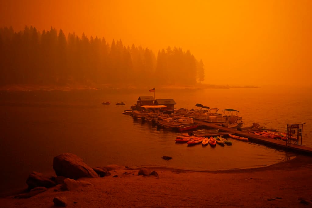 Humo de un incendio forestal llena el aire el domingo 6 de septiembre de 2020 encima de un muelle, en Shaver Lake, California.