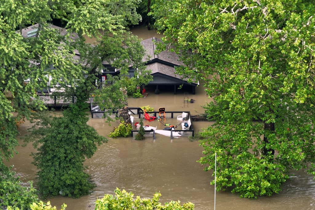 Una serie de tormentas severas en Indiana, incluida una línea de tormentas tipo “derecho” el 11 de agosto de 2026 y lluvias torrenciales posteriores, provocó inundaciones históricas en el centro del estado, daños por viento, apagones y al menos cinco muertes. Los reportes disponibles atribuyen al menos cinco fallecimientos a incidentes asociados a las tormentas, incluidas caídas de árboles, desprendimientos y emergencias relacionadas con inundaciones