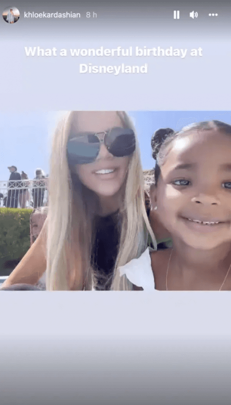La imagen causó controversia porque meses más tarde la mamá de True, Khloé Kardashian, publicó una foto en la que muestra a su nena en su primera visita al parque de diversiones.