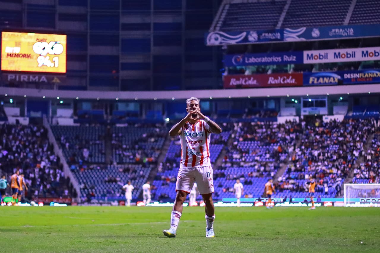 Necaxa evitó la derrota en el inicio de la Jornada 9 ante Puebla con un gol tardío de Agustín Oliveros que silenció el Estadio Cuauhtémoc. La Franja inició ganando con un tanto de Martín Barragán al minuto 15. Pero Facundo Batista encontraría el empate en el amanecer del segundo tiempo. Después Jordi Cortizo daría la vuelta para Puebla con un golazo que fue opacado por la acción de Oliveros.