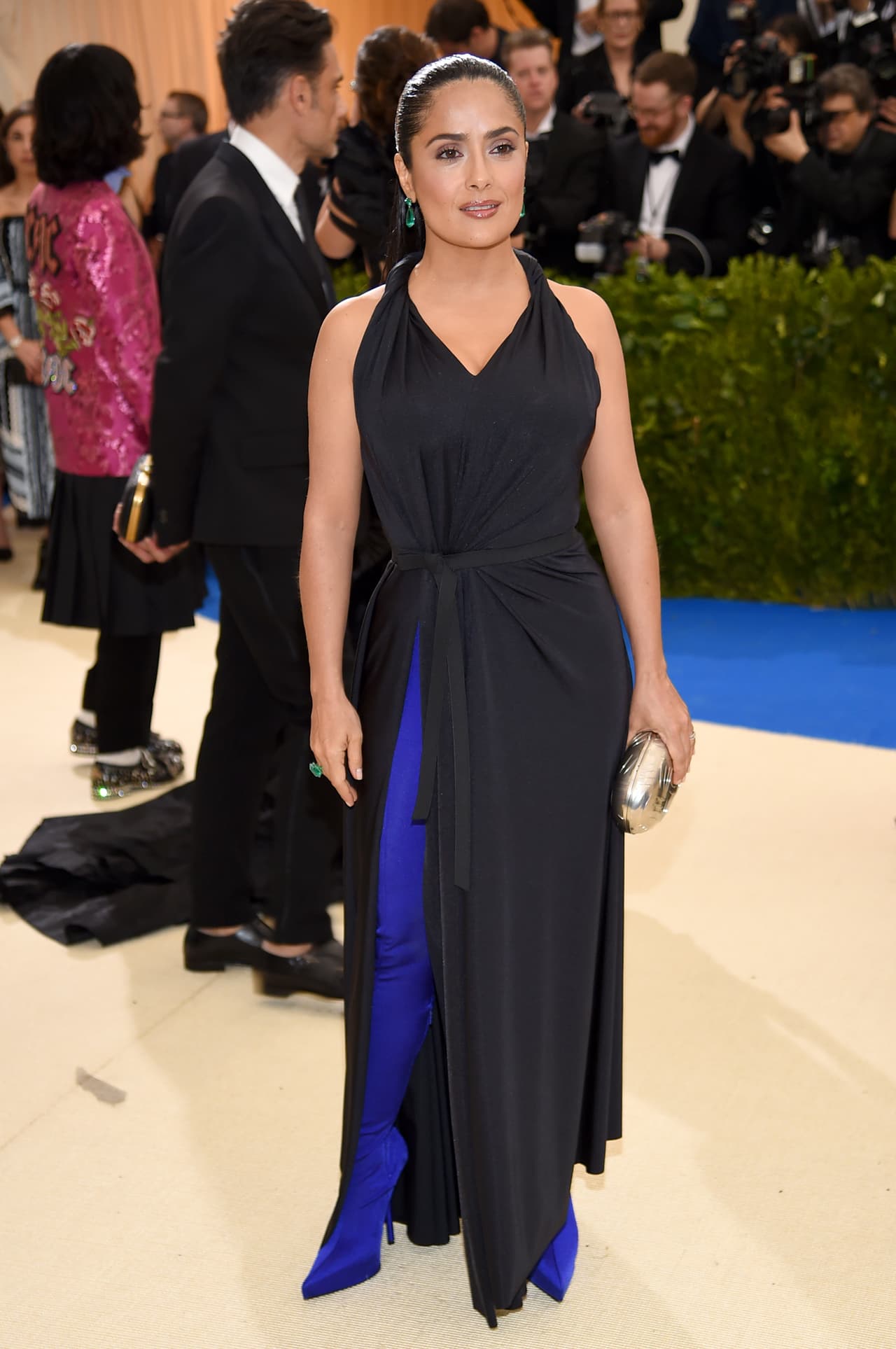 Salma Hayek llevó una variación de estas botas, también de Balenciaga, conocidas como los 'pantashoes'.
<br>No por nada, desde finales del año pasado, las botas hicieron ruido en los medios especializados. La compradora de los almacenes Harrods María Milano aseguró que esta sería la marca "a la que hay que mirar (...) apuesto que las botas-calcetín se robarán el show -funcionan con pantalones y vestidos y las encuentras en el siempre útil negro y el 'mírame' rojo además de otros colores".
<br>