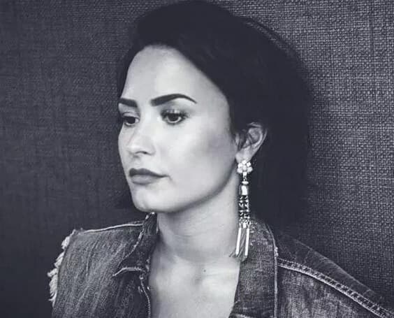 Para mantenerse lejos de la tentación, se dice que Demi pidió que en su tour nadie de su staff consumiera alcohol cerca de ella.