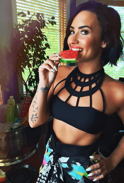 Pero se nota que a pesar de su buen comportamiento extraña la fiesta.