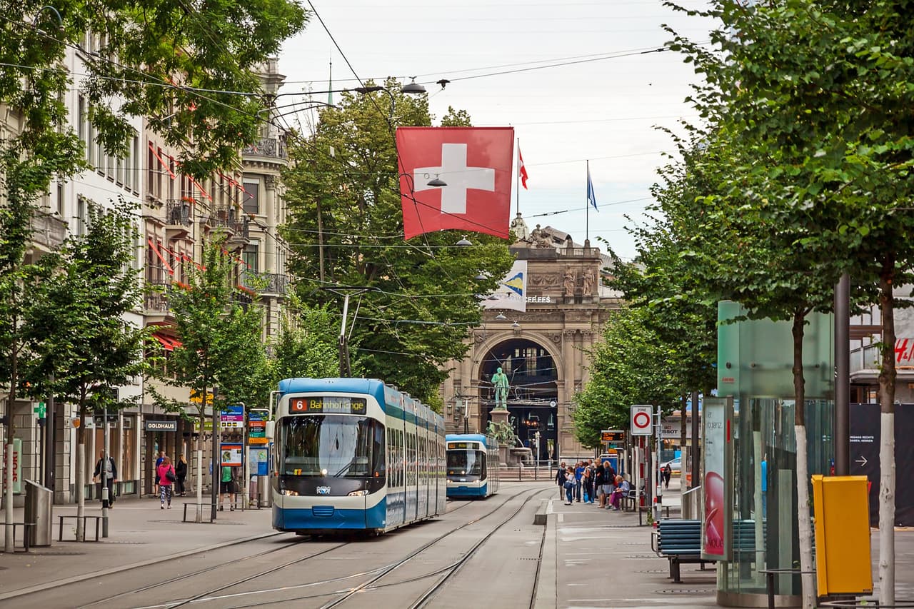 <b>Puesto 4. Zurich (Suiza)</b>
<br>
<br>
<b>Indice WCOL: 103</b>
<br>
<br>En general, en el tope de la lista están las ciudades asiáticas desarrolladas, europeas y norteamericanas. Sin embargo, las incertidumbres económicas del año pasado indican que no existe un patrón regional claro para los movimientos en la clasificación.
<br>
