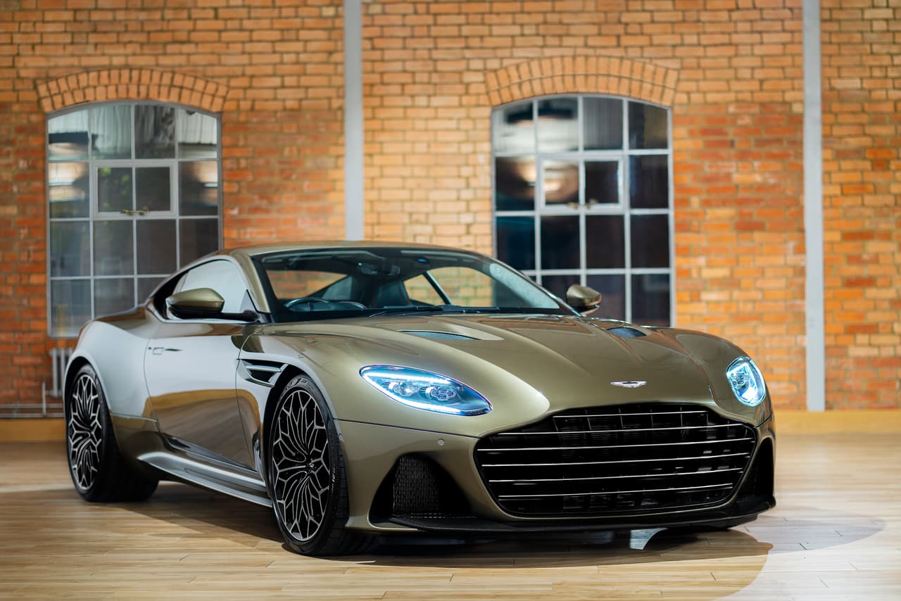 <a href="https://www.univision.com/temas/aston-martin">Aston Martin</a> planea fabricar solo 50 unidades de la versión Oh Ms. DBS, cada una a un precio de £300,000 ($380,000). Esto representa un incremento de $72,000 frente al GT de serie.