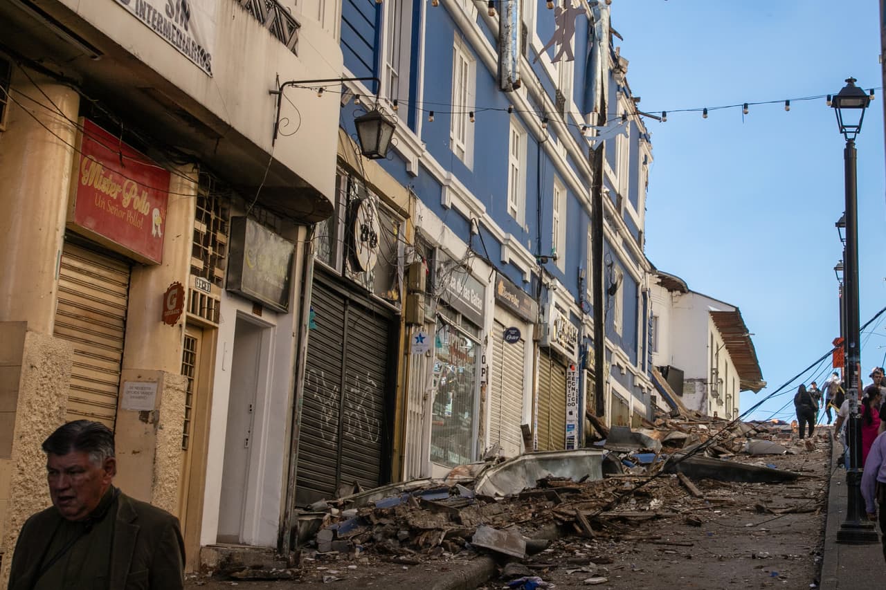 Kilos de escombros cubren toda una calle llena de negocios tras el terrible terremoto que afectó a miles de colombianos.