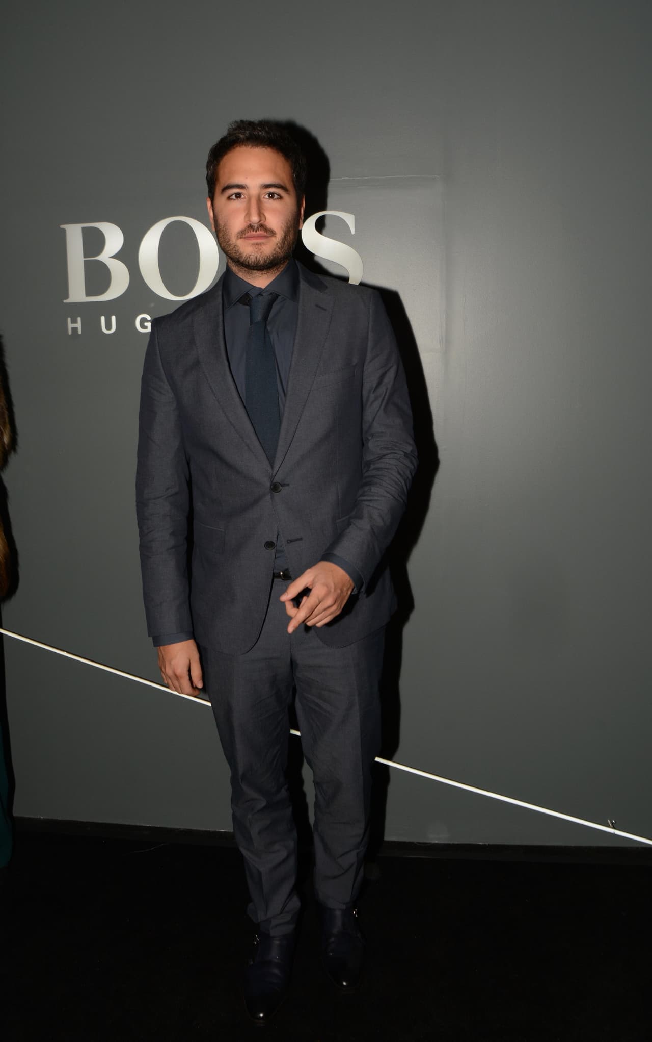 Vamos a comenzar con Jesús, el vocalista, quien es todo un fashionista. Aquí, viste Hugo Boss para la reapertura de la tienda en Ciudad de México, en 2015.