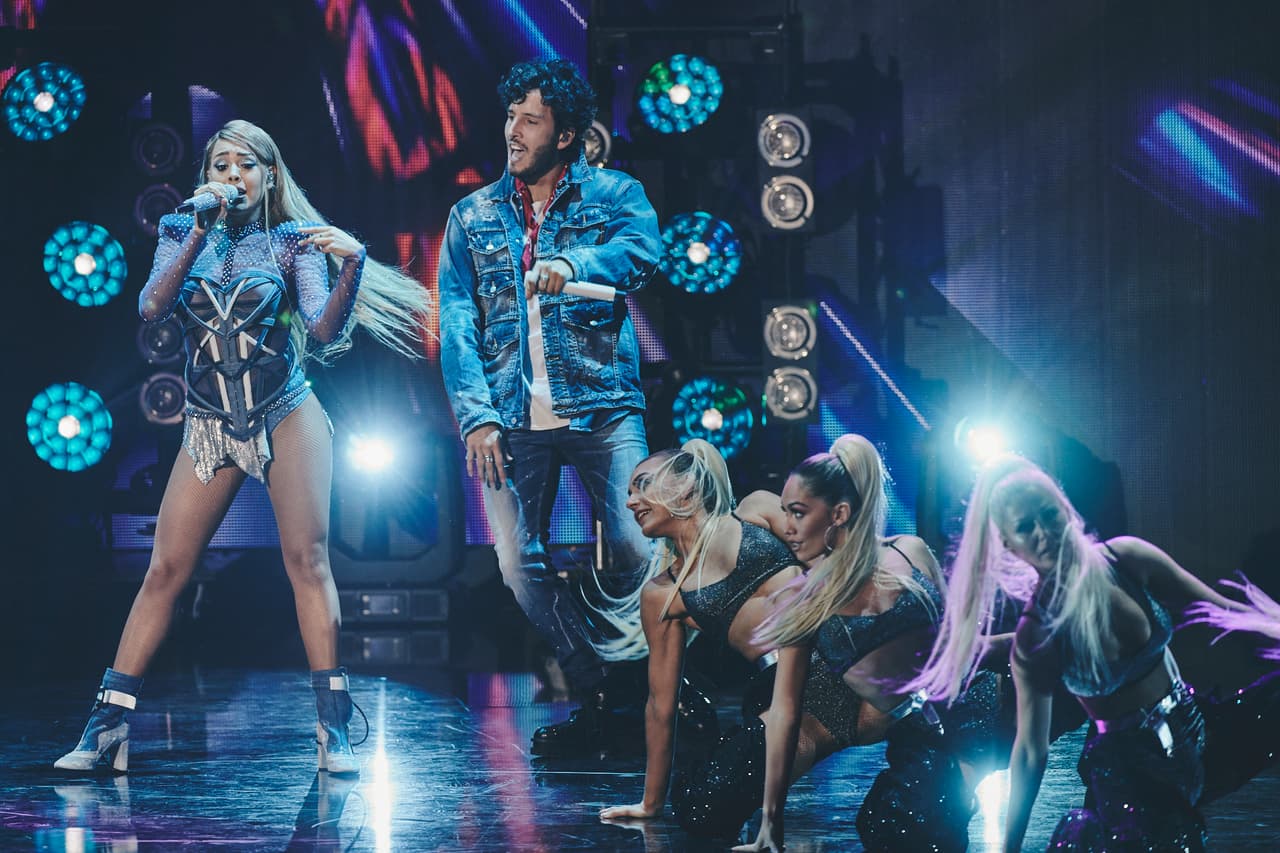 Sebastián Yatra ofrecía unas declaraciones sobre Premios Juventud cuando la artista mexicana llegó para comenzar los ensayos.