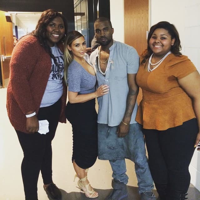 La joven de 21 años pudo estar con Kim y Kanye backstage, en una presentación del rapero.