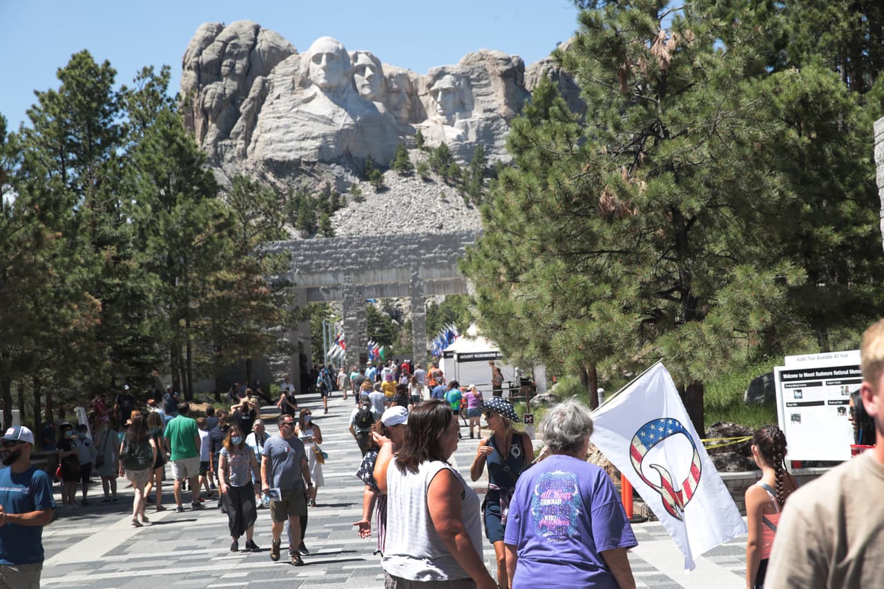 Sin mascarillas ni distancia social se preparan para escuchar discurso de Trump en el Monte Rushmore